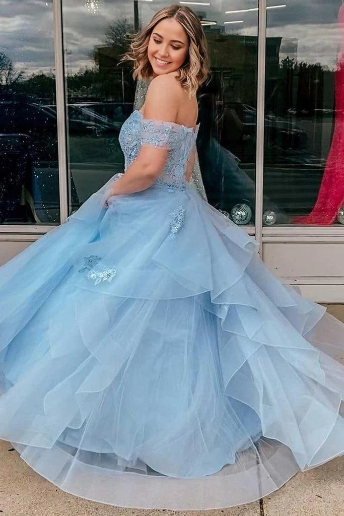 Vestido de noche azul claro con capas y hombros descubiertos de tul en forma de A